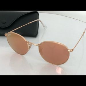 Ray-Ban mirrored sunglasses with case.